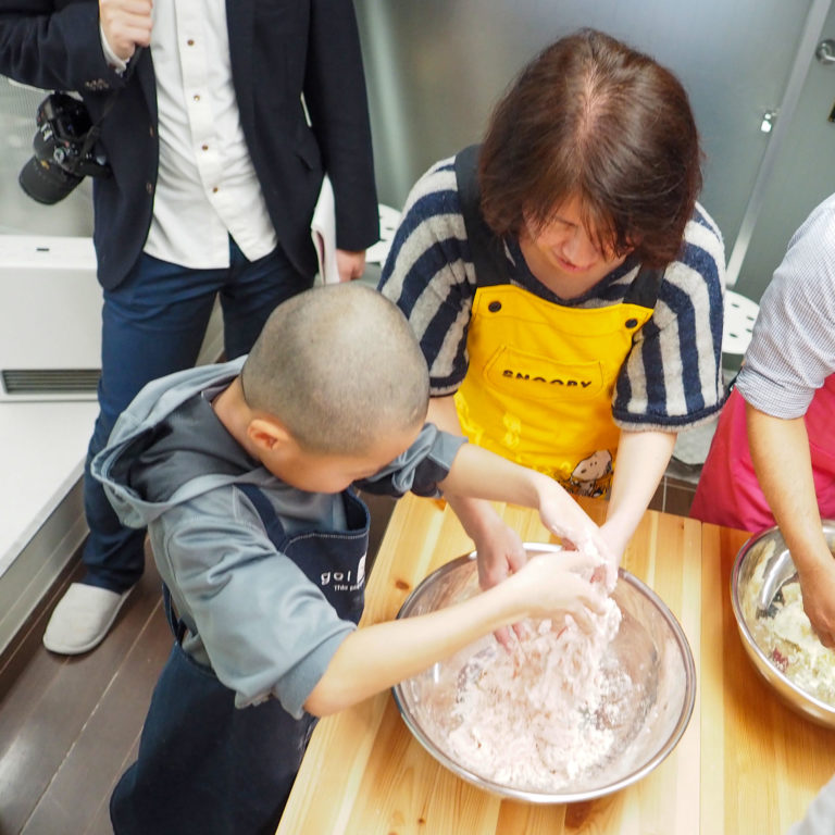 大人も子どももしっかり楽しんで 手打ちうどん作り体験教室 2019年12月 20191230-5.jpg – イリコスキー製麺所