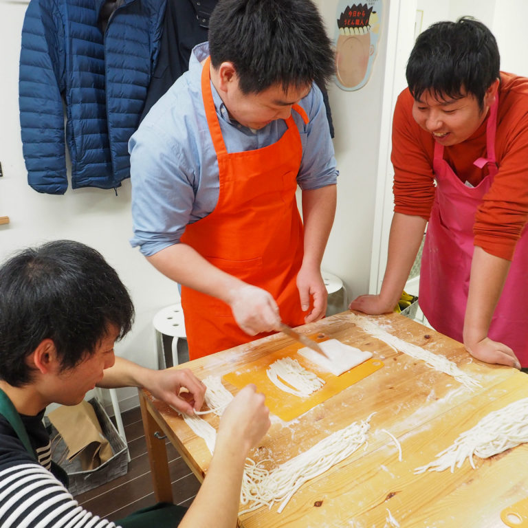 大人も子どももしっかり楽しんで 手打ちうどん作り体験教室 2019年12月 20191230-7.jpg – イリコスキー製麺所