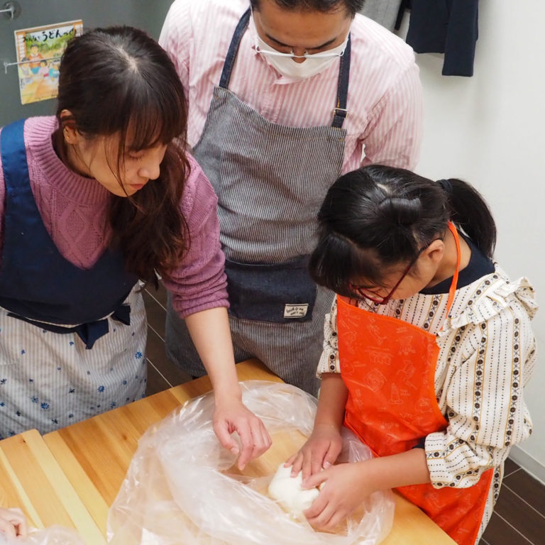 大人も子どももしっかり楽しんで 手打ちうどん作り体験教室 2019年12月 20191231-2.jpg – イリコスキー製麺所