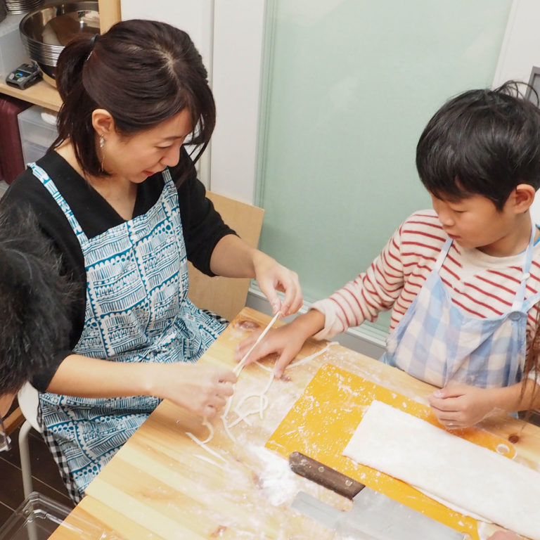 大人も子どももしっかり楽しんで 手打ちうどん作り体験教室 2019年12月 20191231-3.jpg – イリコスキー製麺所