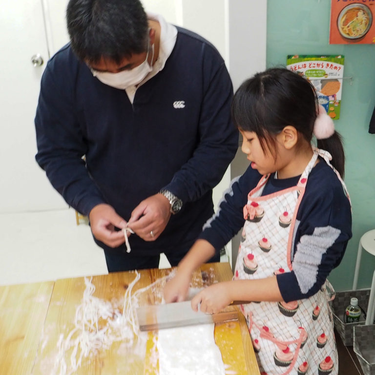 大人も子どももしっかり楽しんで 手打ちうどん作り体験教室 2019年12月 20191231-4.jpg – イリコスキー製麺所