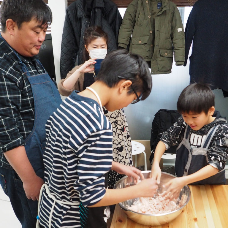 大人も子どももしっかり楽しんで 手打ちうどん作り体験教室 2019年12月 20200104-1.jpg – イリコスキー製麺所