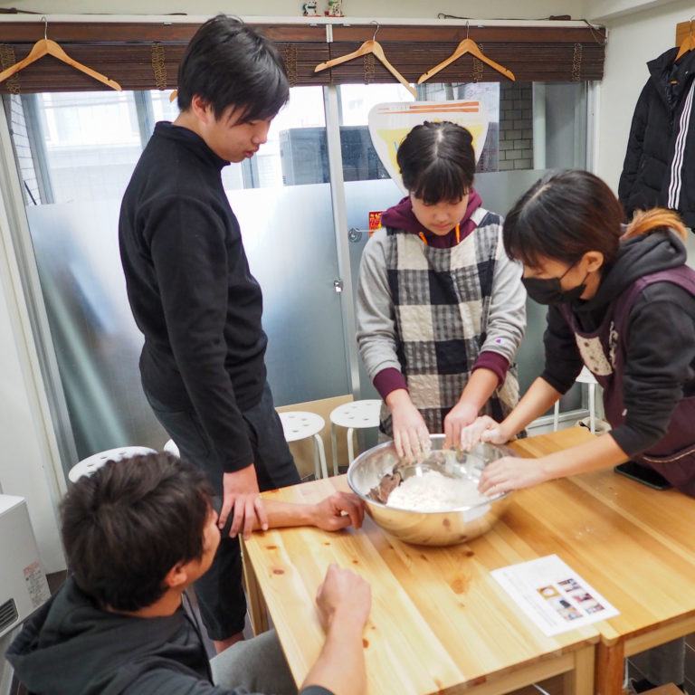 大人も子どももしっかり楽しんで 手打ちうどん作り体験教室 2019年12月 20200105-2.jpg – イリコスキー製麺所