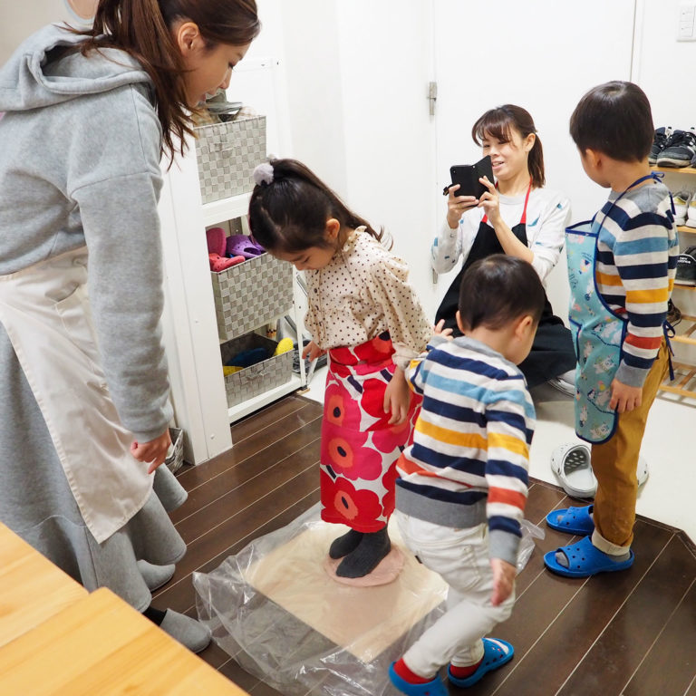 大人も子どももしっかり楽しんで 手打ちうどん作り体験教室 2019年12月 20200105-3.jpg – イリコスキー製麺所