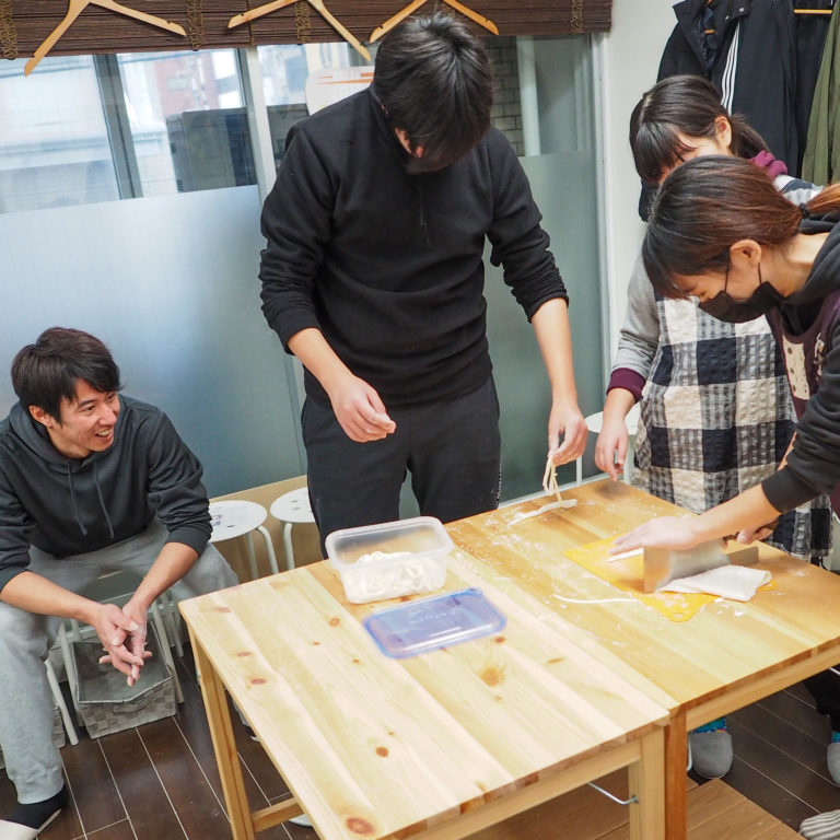 大人も子どももしっかり楽しんで 手打ちうどん作り体験教室 2019年12月 20200105-4.jpg – イリコスキー製麺所