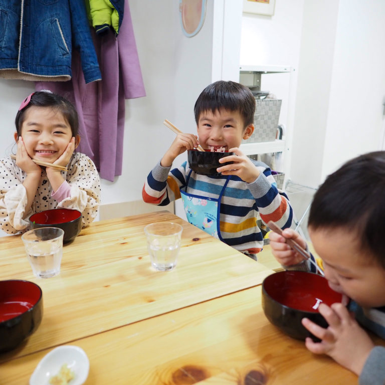 大人も子どももしっかり楽しんで 手打ちうどん作り体験教室 2019年12月 20200105-5.jpg – イリコスキー製麺所