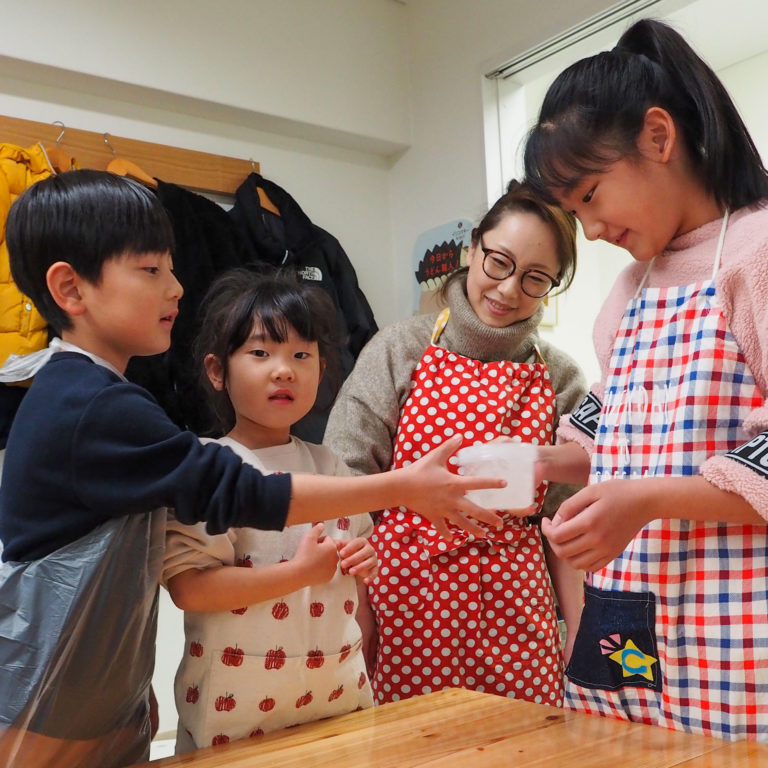 大人も子どももしっかり楽しんで 手打ちうどん作り体験教室 2019年12月 20200112-1.jpg – イリコスキー製麺所
