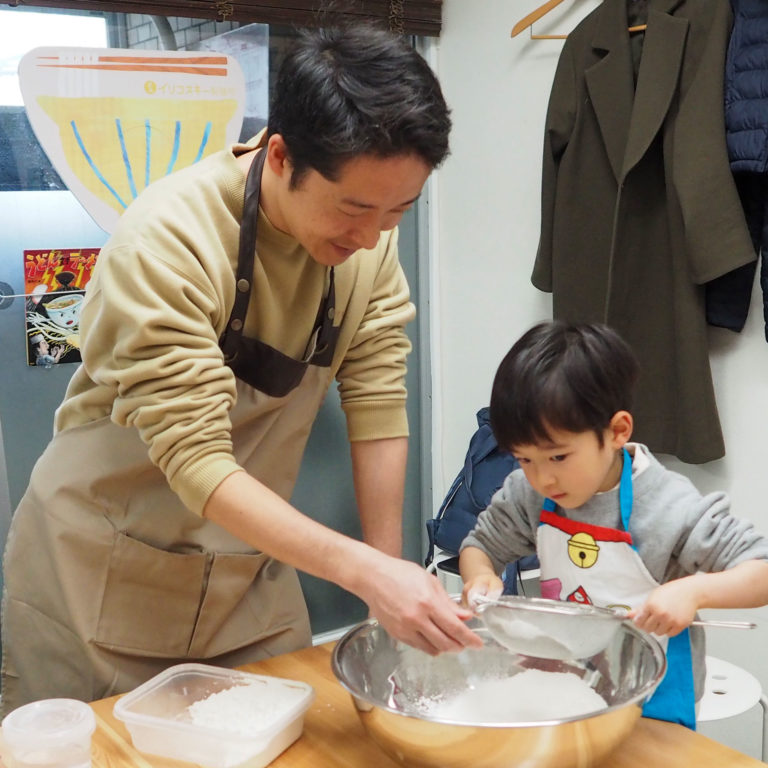 大人も子どももしっかり楽しんで 手打ちうどん作り体験教室 2019年12月 20200202-2.jpg – イリコスキー製麺所