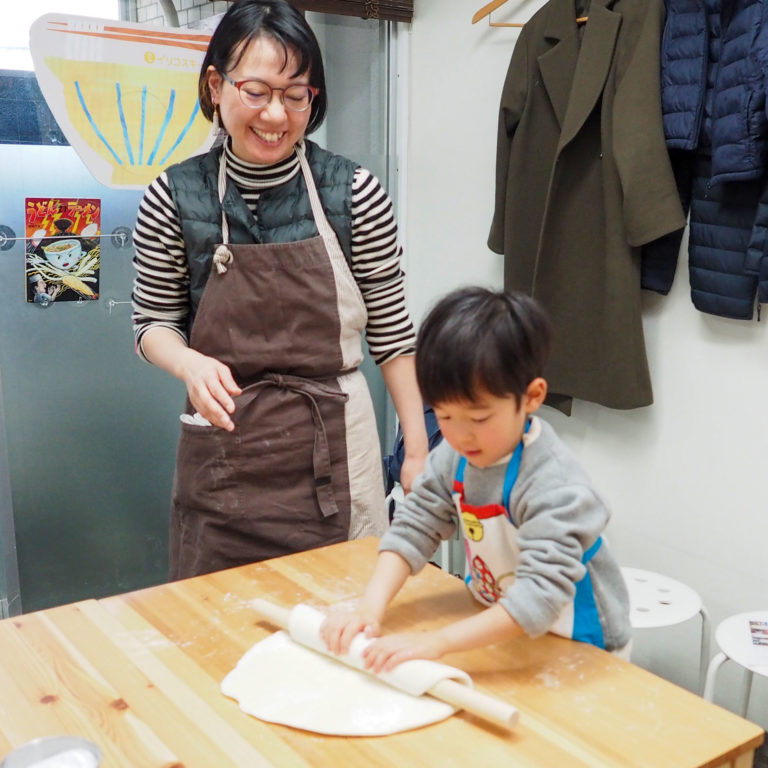 大人も子どももしっかり楽しんで 手打ちうどん作り体験教室 2019年12月 20200202-4.jpg – イリコスキー製麺所