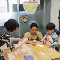 仲良くピース！ 手打ちうどん作り体験教室 2020年2月 202002026.jpg – イリコスキー製麺所