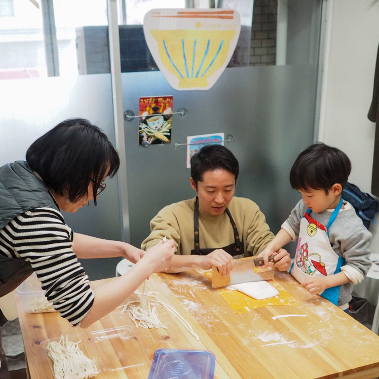 大人も子どももしっかり楽しんで 手打ちうどん作り体験教室 2019年12月 202002026.jpg – イリコスキー製麺所