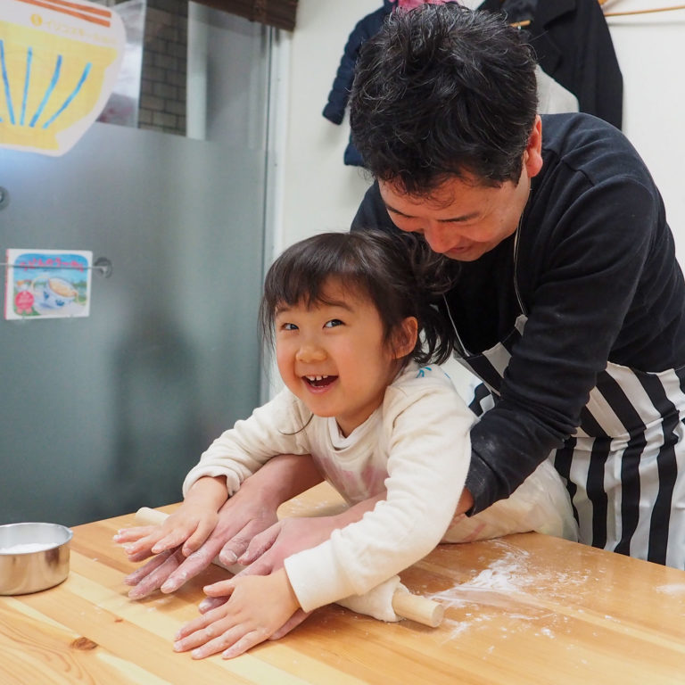 大人も子どももしっかり楽しんで 手打ちうどん作り体験教室 2019年12月 20200211-1.jpg – イリコスキー製麺所