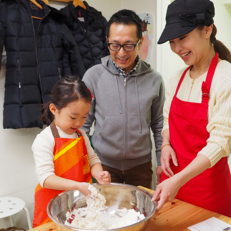 大人も子どももしっかり楽しんで 手打ちうどん作り体験教室 2019年12月 20200211-2.jpg – イリコスキー製麺所