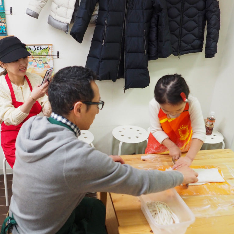 大人も子どももしっかり楽しんで 手打ちうどん作り体験教室 2019年12月 20200211-5.jpg – イリコスキー製麺所