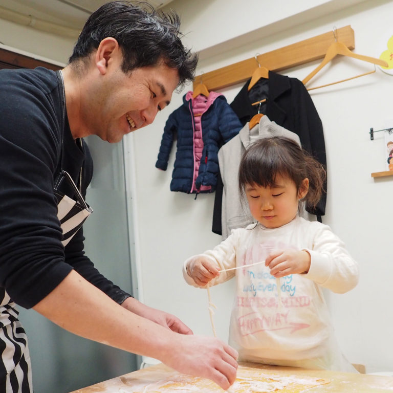 大人も子どももしっかり楽しんで 手打ちうどん作り体験教室 2019年12月 20200211-6.jpg – イリコスキー製麺所
