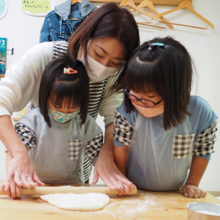 大人も子どももしっかり楽しんで 手打ちうどん作り体験教室 2019年12月 20200211-7.jpg – イリコスキー製麺所