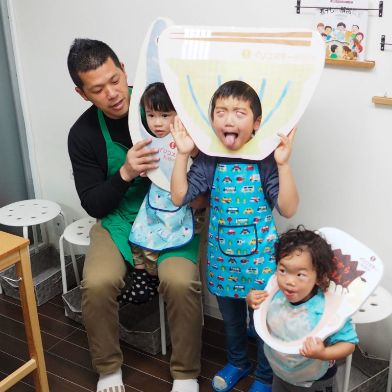 大人も子どももしっかり楽しんで 手打ちうどん作り体験教室 2019年12月 20200216-2.jpg – イリコスキー製麺所