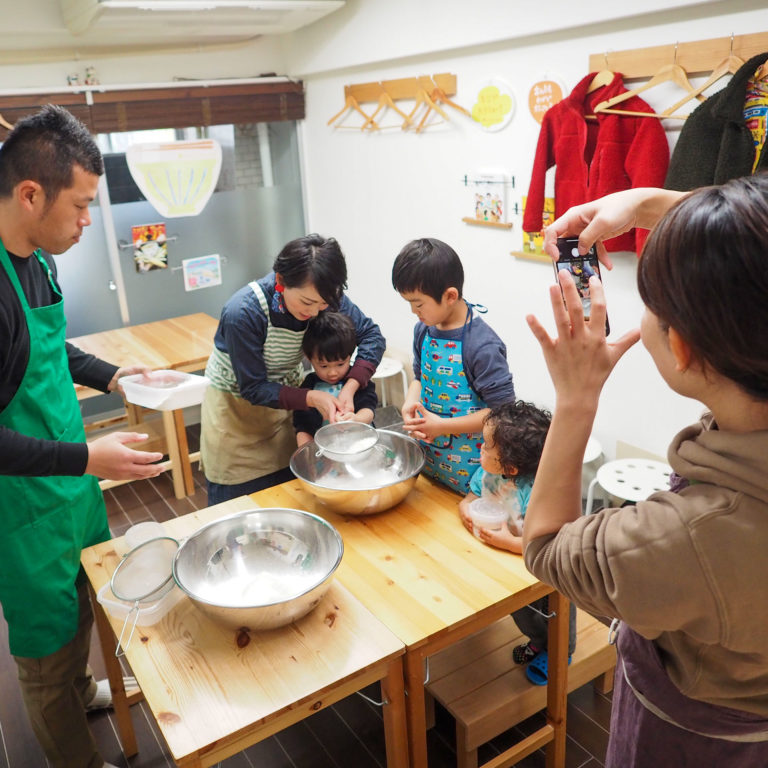 大人も子どももしっかり楽しんで 手打ちうどん作り体験教室 2019年12月 20200216-3.jpg – イリコスキー製麺所