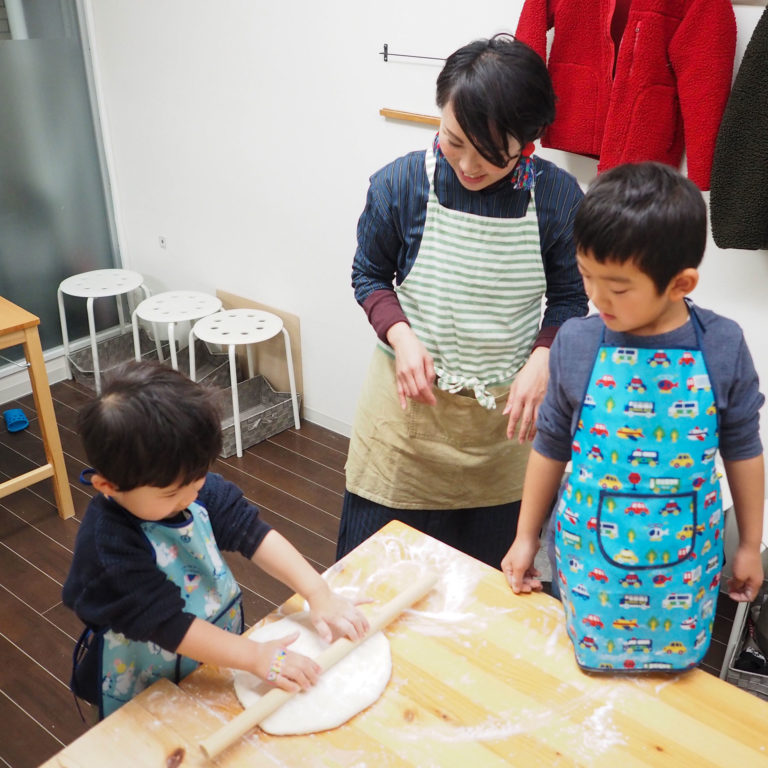 大人も子どももしっかり楽しんで 手打ちうどん作り体験教室 2019年12月 20200216-4.jpg – イリコスキー製麺所