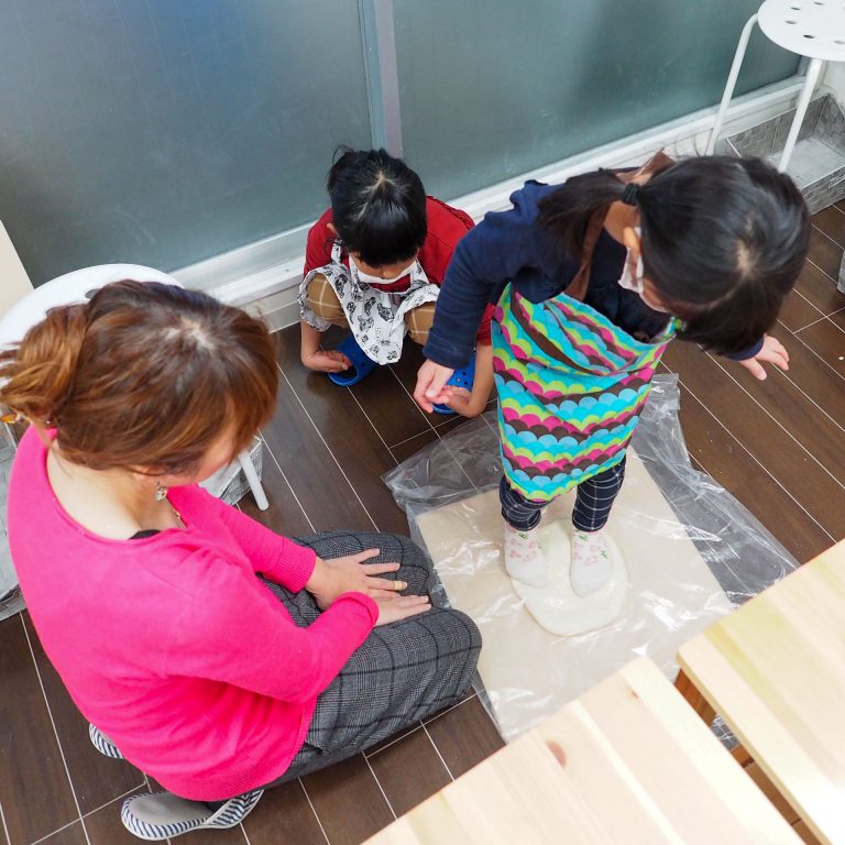 大人も子どももしっかり楽しんで 手打ちうどん作り体験教室 2019年12月 20200223-2.jpg – イリコスキー製麺所