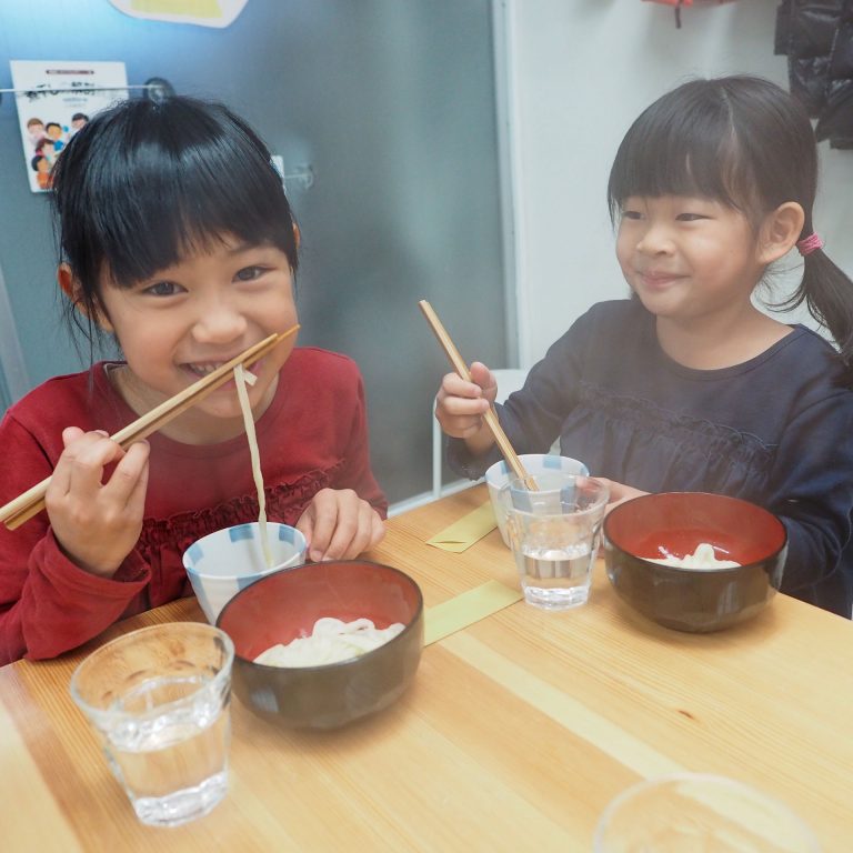 大人も子どももしっかり楽しんで 手打ちうどん作り体験教室 2019年12月 20200223-5.jpg – イリコスキー製麺所