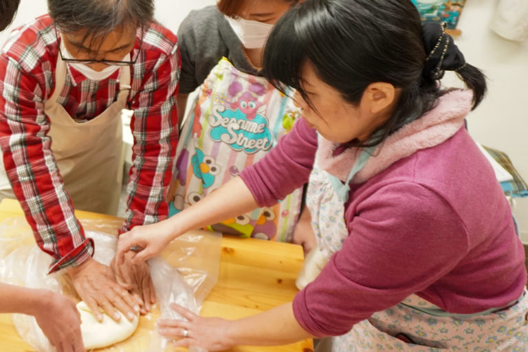 大人も子どももしっかり楽しんで 手打ちうどん作り体験教室 2019年12月 20200329-2.jpg – イリコスキー製麺所