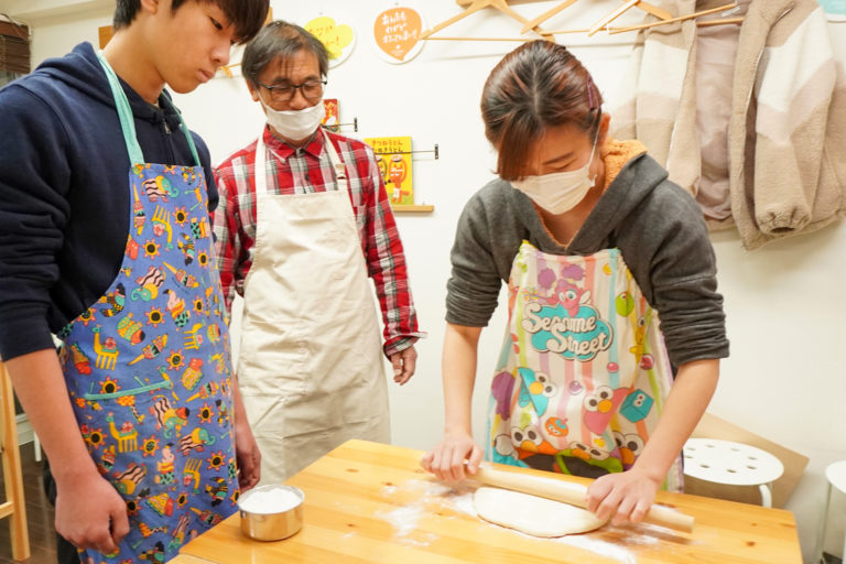 大人も子どももしっかり楽しんで 手打ちうどん作り体験教室 2019年12月 20200329-4.jpg – イリコスキー製麺所