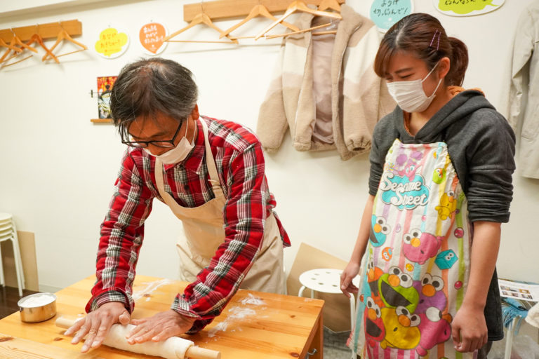 大人も子どももしっかり楽しんで 手打ちうどん作り体験教室 2019年12月 20200329-5.jpg – イリコスキー製麺所