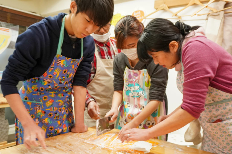大人も子どももしっかり楽しんで 手打ちうどん作り体験教室 2019年12月 20200329-6.jpg – イリコスキー製麺所