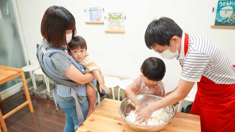 かわいらしいお客様が少しずつ 手打ちうどん作り体験教室 2020年6月 20200620-3.jpg – イリコスキー製麺所