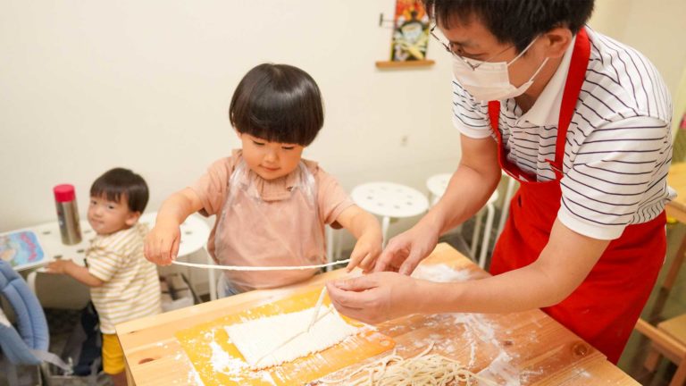 かわいらしいお客様が少しずつ 手打ちうどん作り体験教室 2020年6月 20200620.jpg – イリコスキー製麺所