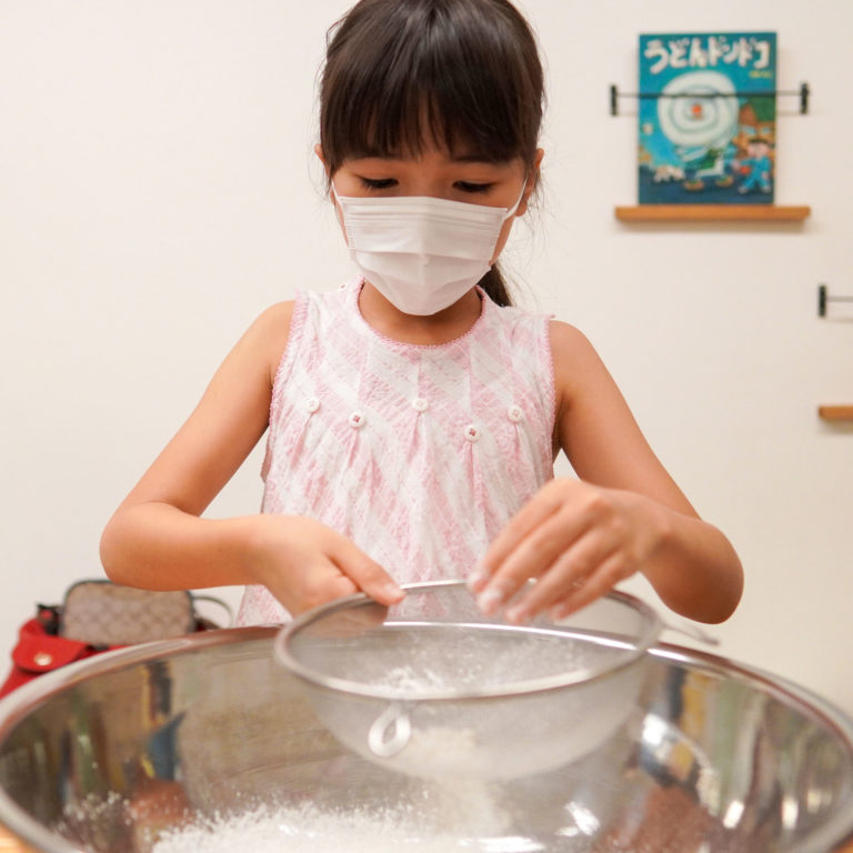 かわいらしいお客様が少しずつ 手打ちうどん作り体験教室 2020年6月 20200705-3.jpg – イリコスキー製麺所