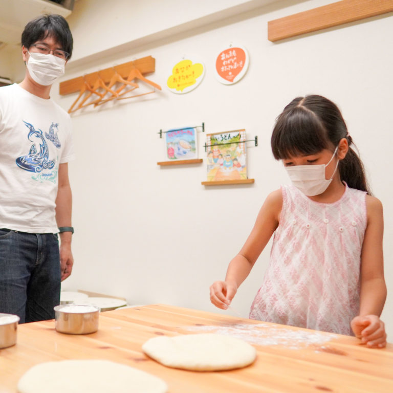 かわいらしいお客様が少しずつ 手打ちうどん作り体験教室 2020年6月 20200705.jpg – イリコスキー製麺所