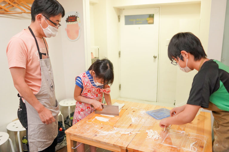 かわいらしいお客様が少しずつ 手打ちうどん作り体験教室 2020年6月 20200723-5.jpg – イリコスキー製麺所