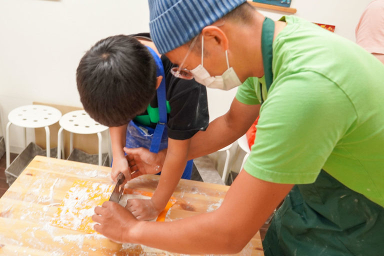 かわいらしいお客様が少しずつ 手打ちうどん作り体験教室 2020年6月 20200723-6.jpg – イリコスキー製麺所