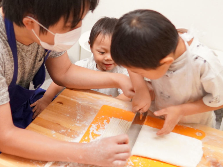 かわいらしいお客様が少しずつ 手打ちうどん作り体験教室 2020年6月 20200726-1.jpg – イリコスキー製麺所