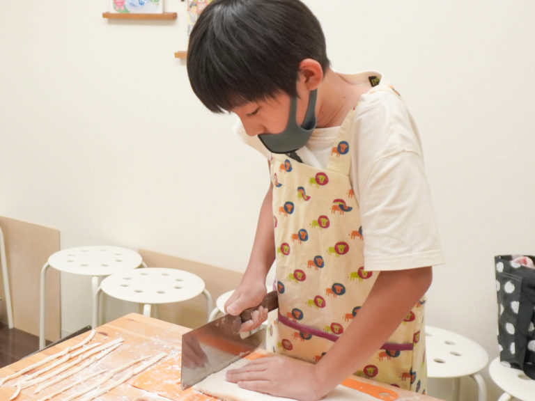 かわいらしいお客様が少しずつ 手打ちうどん作り体験教室 2020年6月 20200812.jpg – イリコスキー製麺所