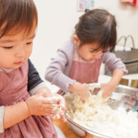 床の上でうどん作り 手打ちうどん作り体験教室 2021年1月 20210123-3.jpg – イリコスキー製麺所