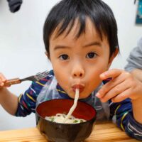 うどん、おかわり！とてもおいしそうに召し上がっていただきました 手打ちうどん作り体験教室 2021年3月 20210306-2.jpg – イリコスキー製麺所
