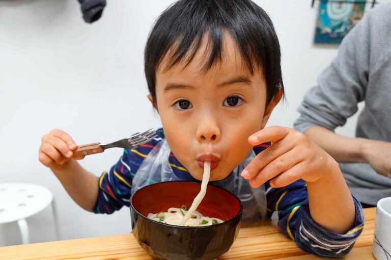 所長の分までお手伝い、ありがとう 手打ちうどん作り体験教室 2021年2月 20210306-2.jpg – イリコスキー製麺所