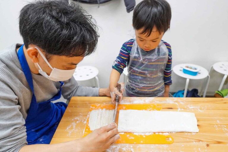 所長の分までお手伝い、ありがとう 手打ちうどん作り体験教室 2021年2月 20210306-4.jpg – イリコスキー製麺所