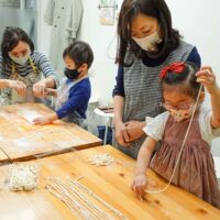 3年前は抱っこひもでした 手打ちうどん作り体験教室 2021年3月 20210315-4.jpg – イリコスキー製麺所
