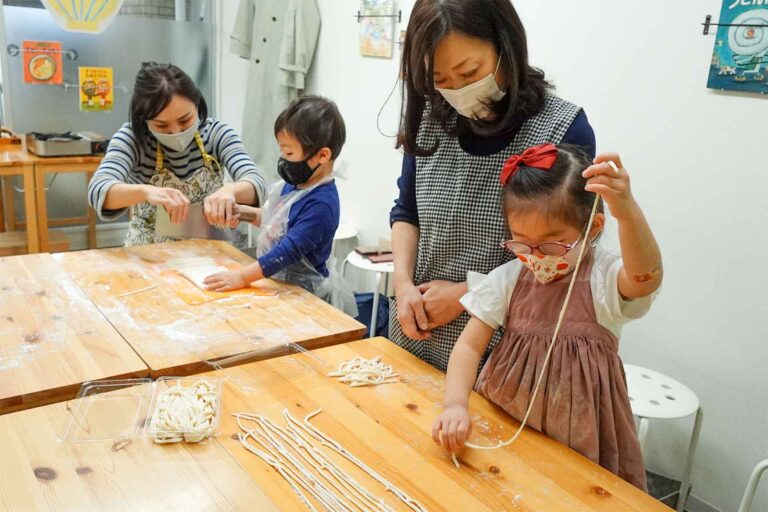 所長の分までお手伝い、ありがとう 手打ちうどん作り体験教室 2021年2月 20210315-4.jpg – イリコスキー製麺所