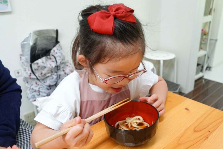 所長の分までお手伝い、ありがとう 手打ちうどん作り体験教室 2021年2月 20210315-6.jpg – イリコスキー製麺所