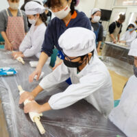 麺棒をつかって頑張って 出張手打ちうどん作り体験 2021年12月13日 20211211-7.jpg – イリコスキー製麺所