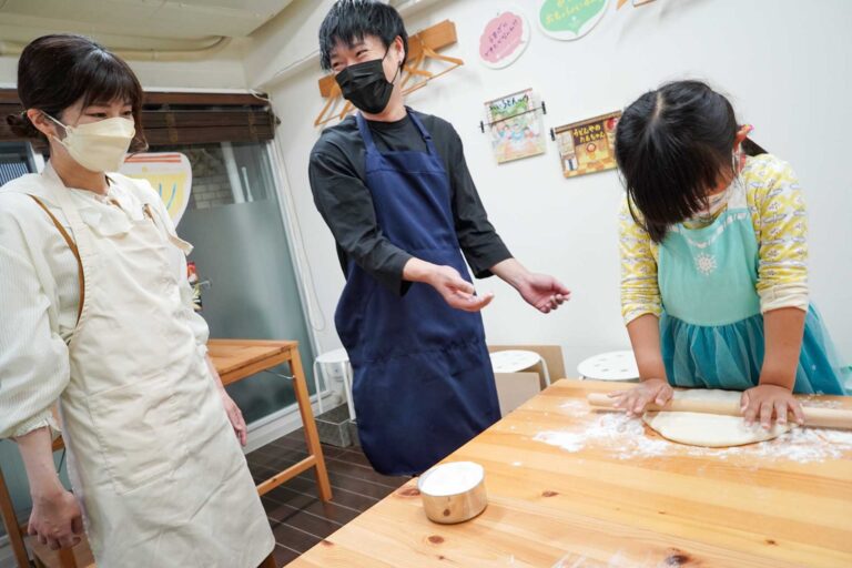 所長の分までお手伝い、ありがとう 手打ちうどん作り体験教室 2021年2月 A7C06030-2.jpg – イリコスキー製麺所