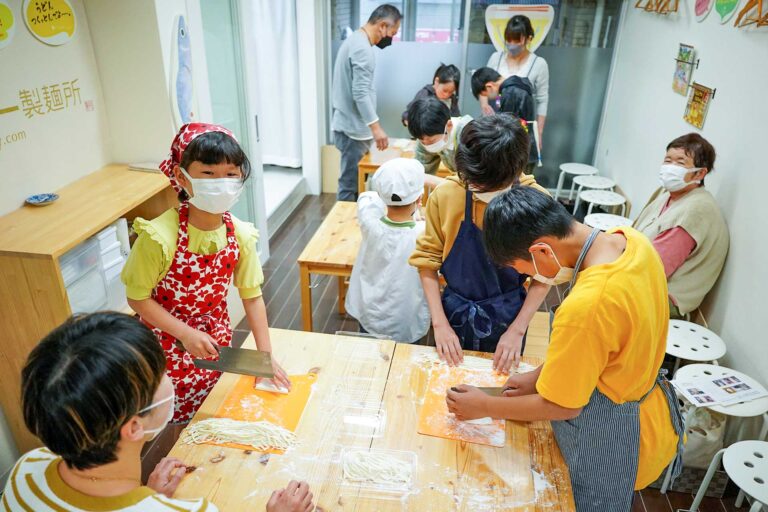所長の分までお手伝い、ありがとう 手打ちうどん作り体験教室 2021年2月 A7C06094-2.jpg – イリコスキー製麺所