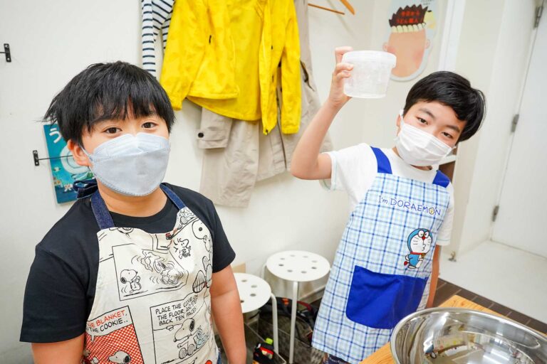 所長の分までお手伝い、ありがとう 手打ちうどん作り体験教室 2021年2月 A7C06233.jpg – イリコスキー製麺所