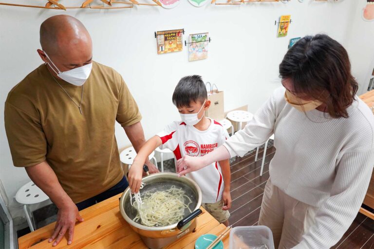 所長の分までお手伝い、ありがとう 手打ちうどん作り体験教室 2021年2月 A7C06358.jpg – イリコスキー製麺所