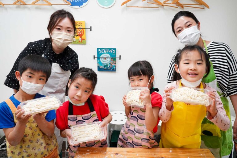 所長の分までお手伝い、ありがとう 手打ちうどん作り体験教室 2021年2月 A7C06414.jpg – イリコスキー製麺所